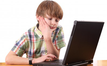 Un enfant contrarier par se qu'il vois sur internet